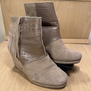 Toms Desert Wedge Croc Embossed Booties Suede Beige 7.5